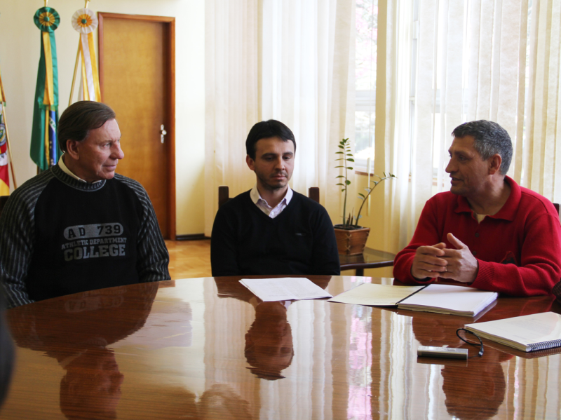 EXECUTIVO PARTICIPA DA ASSINATURA DE CONTRATO COM A DEFESA CIVIL